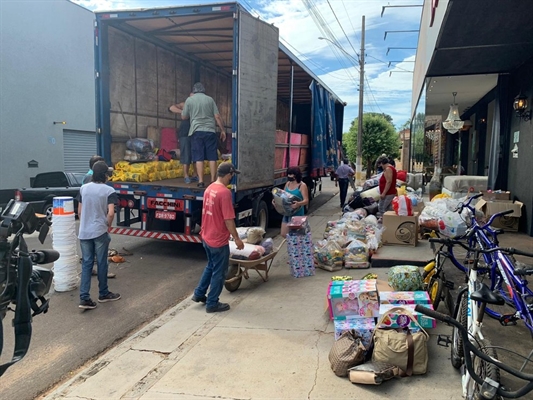 Voluntários de Olímpia (SP) arrecadaram donativos para doar a famílias do Vale do Jequitinhonha — (Foto: André Modesto/TV TEM)