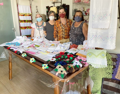 Dona Amália reúne mais de 15 voluntárias para esta corrente do bem (Foto: Santa Casa de Votuporanga)