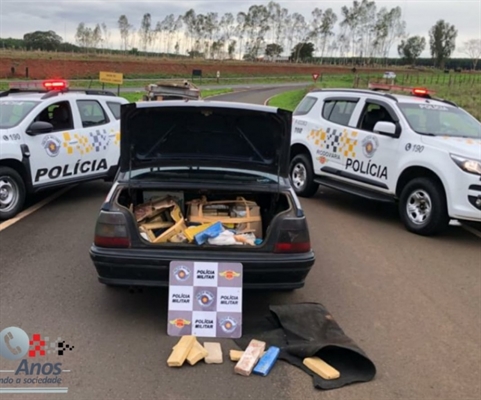 O veículo, com placas de Catiguá, foi abordado por policiais do Tático Ostensivo Rodoviário no km 473 da rodovia Euclides da Cunha (Foto:  Polícia Rodoviária Estadual)