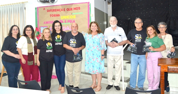 A presidente da APAE Márcia Gianoti junto de seus colaboradores e alguns dos voluntários presentes na manhã de homenagens