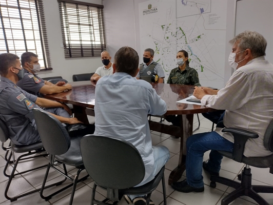 Jorge Seba se reuniu com os comandantes da Polícia Militar, Rodoviária, Ambiental e Corpo de Bombeiros e anunciou o aumento (Foto: Assessoria)