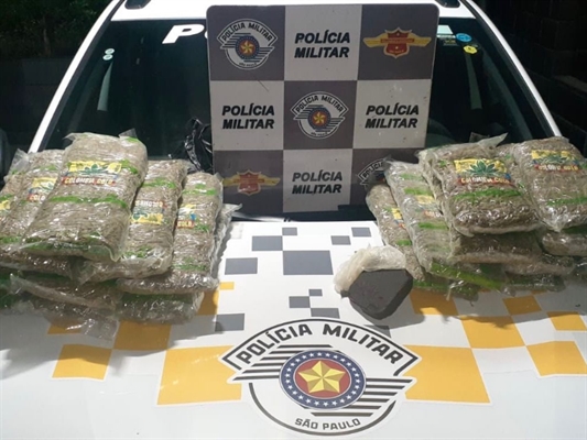 No veículo foram encontrados 19 pacotes de maconha, num total de 18,250 Kg de droga (Foto: Polícia Militar Rodoviária)