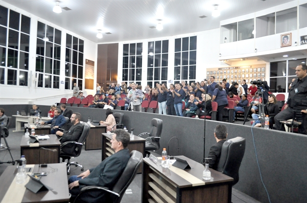 Com a casa cheia, vereadores aprovaram o novo piso salarial para os agentes de saúde e de endemias de Votuporanga na noite de ontem  (Foto: A Cidade)