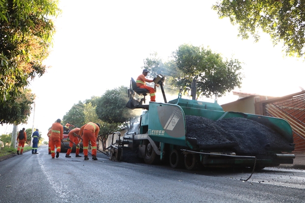 As máquinas iniciaram o trabalho pela Avenida José Campos Lário e rua Antônio Biliato (Foto: Prefeitura de Votuporanga)