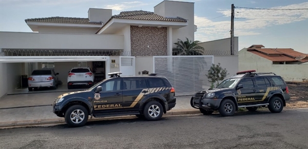 Polícia Federal em frente à casa da tesoureira da prefeitura de Jales (Foto: TV TEM)