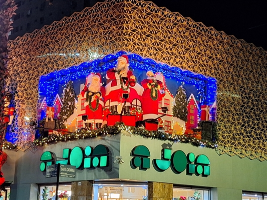 Mais de 400 pessoas acompanharam a inauguração da decoração de Natal deste ano da A Joia (Foto: A Cidade)