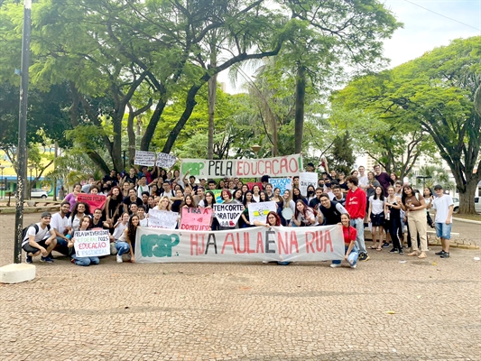 Alunos votuporanguenses aderiram a movimentos estudantis de esquerda e participara de um ato contra cortes na educação (Foto: Redes sociais)