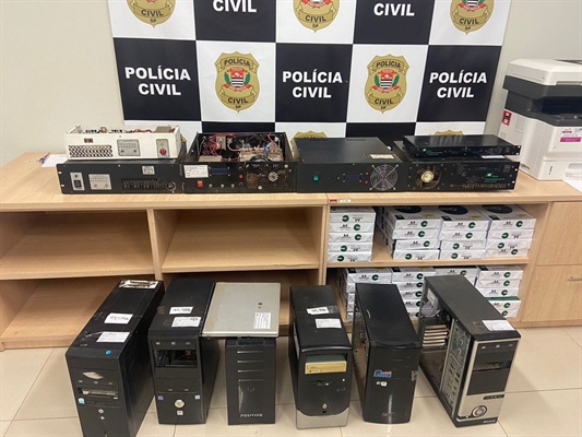 Os suspeitos responderão em liberdade por desenvolver clandestinamente atividade de telecomunicação e por furto de energia (Foto: Polícia Civil/Divulgação)