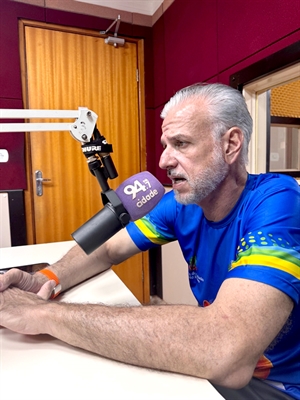 O secretário de Esportes, Marcello Stringari, esteve ontem na rádio Cidade 94,7 FM, onde falou sobre os Jogos Abertos sediados no município   Foto: A Cidade
