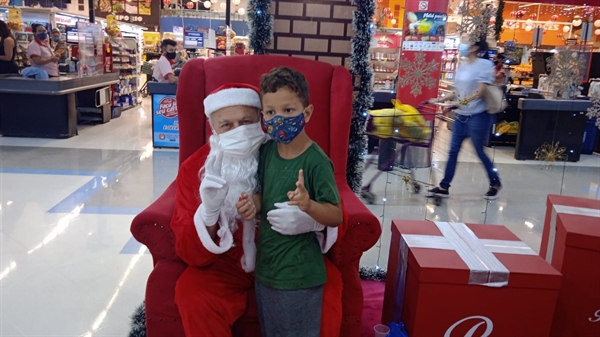 O pequeno Heitor Berlandi Duarte, de seis anos, foi um dos que se encantou com o senhor Copeu vestido de Papai Noel no supermercado (Foto: Arquivo Pessoal)