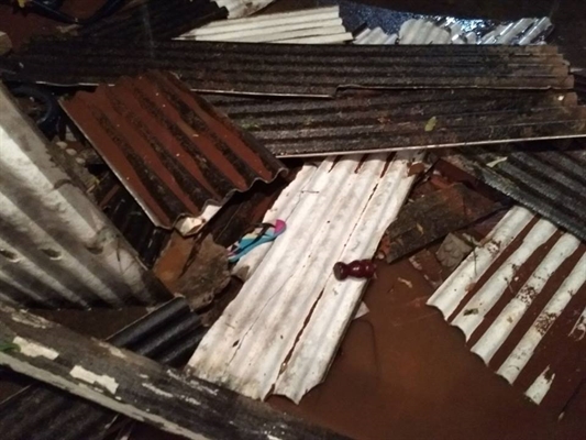 Uma das casas atingidas pela chuva foi no trecho do cruzamento entre as ruas Sergipe e  Ceará, onde diversos cômodos da residência ficaram inundados e telhas foram arrancadas com o forte vento (Foto: Reprodução internet)