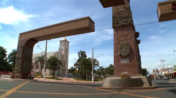 Vítima atravessou rua fora da faixa de pedestre e foi atingida pelo veículo (Foto: Reprodução)