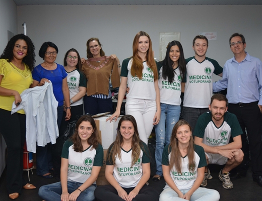 Alunos de Medicina doam mais de 2 mil peças de vestuário para o Fundo Social