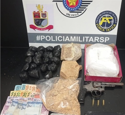 Com o traficante a Polícia Militar encontrou um revólver e uma grande quantidade de crack, maconha e cocaína (Foto: Divulgação)