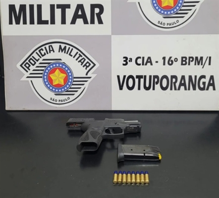 Com o acusado os policiais encontraram uma pistola 9mm municiada com oito cartuchos intactos; ele foi preso em flagrante (Foto: Divulgação)