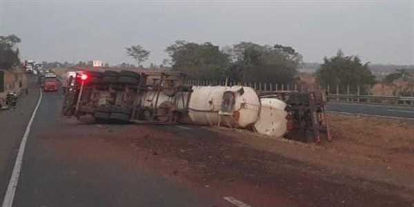 Uma carreta tombou no início da manhã desta quinta-feira (30), em Santa Salete, ninguém ficou ferido e parte da carga foi recuperada  (Foto: Foco News)