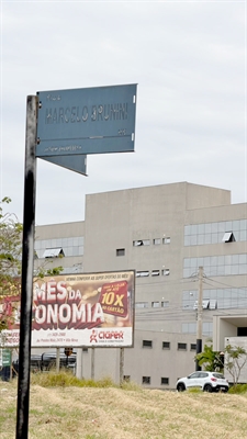 Uma das placas apagadas fica perto do novo Paço Municipal