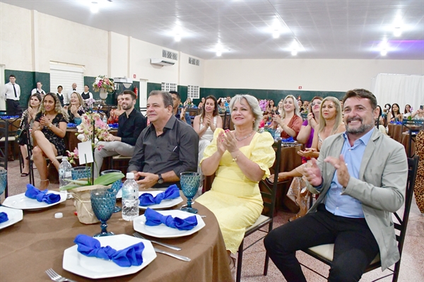 A iniciativa, segundo o prefeito Adilson Leite, visa valorizar os profissionais da educação do município (Foto: A Cidade)