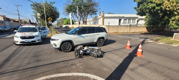LEGENDA: Moto foi atingida por uma SUV branca por volta das 8h30  Foto: A Cidade