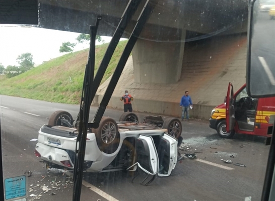 O acidente provocou um longo congestionamento na rodovia estadual, no sentido Rio Preto a Mirassol (Foto: Divulgação)