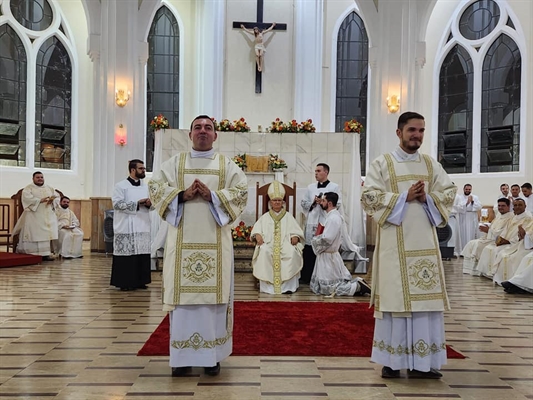  Ancelmo José Lio e Bruno Luiz foram ordenados diáconos em cerimônia na Catedral Nossa Senhora Aparecida  (Foto: Diocese de Votuporanga)