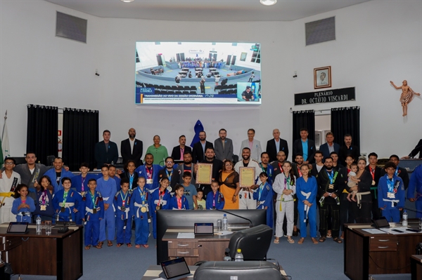 Os lutadores de jiu-jitsu Matheus Abreu de Oliveira (Bizuca) e Raphael Carlos Abreu de Oliveira (Pé) foram homenageados (Foto: Assessoria)