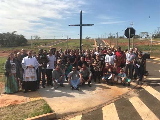 A comunidade católica de Votuporanga fixou, neste fim de semana, o cruzeiro onde será construída a igreja da região do Pacaembu (Foto: Arquivo pessoal)