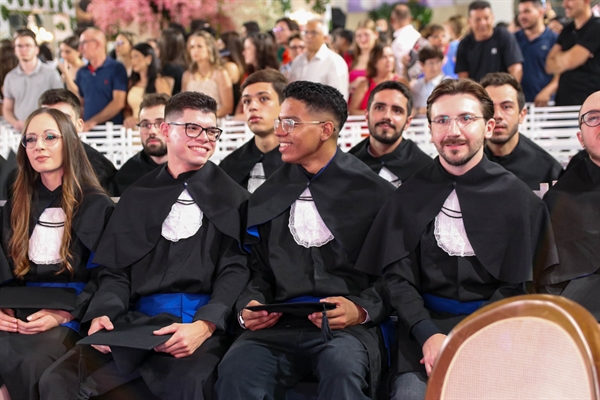 Formatura conferiu diplomação a aproximadamente 400 alunos de 16 cursos; familiares, amigos e comunidade acadêmica prestigiaram os formandos  (Foto: Unifev)