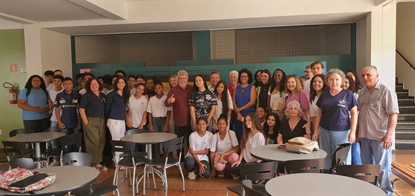 Carlão visitou todas as entidades. No Centro Social, por exemplo, ele foi recebido por diretores e por parte dos jovens assistidos (Foto: A Cidade)