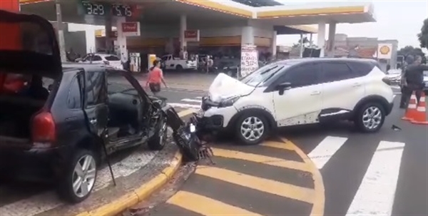 O motorista de um VW/Gol chegou a ficar preso nas ferragens depois de uma forte batida (Foto: Divulgação)