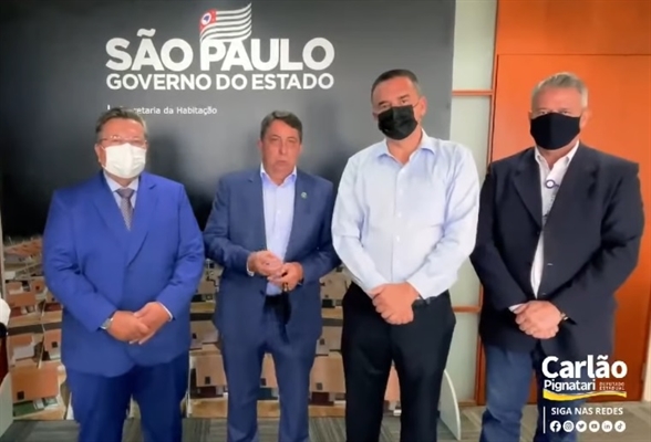 A conquista foi anunciada pelo prefeito ao lado de Carlão, Flavio Amary, e do diretor regional da CDHU, Osvaldo Carvalho (Foto: Reprodução)