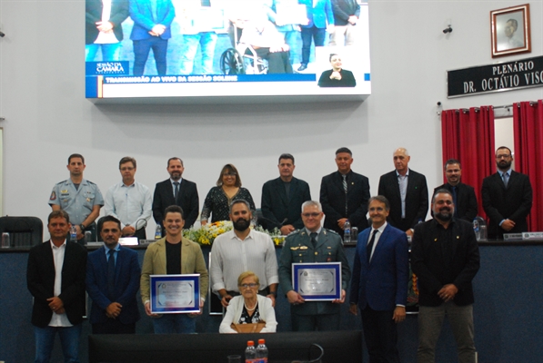 O capitão, Alexandre de Oliveira Marques, o cantor Joab Ribeiro de Oliveira Fontes e a senhora Palmira Biscassi Catanozzi foram homenageados (Foto: A Cidade)