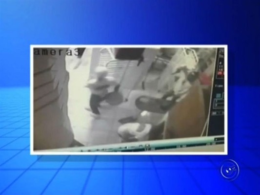 Criminosos invadem e assaltam pizzaria em avenida do Pozzobon