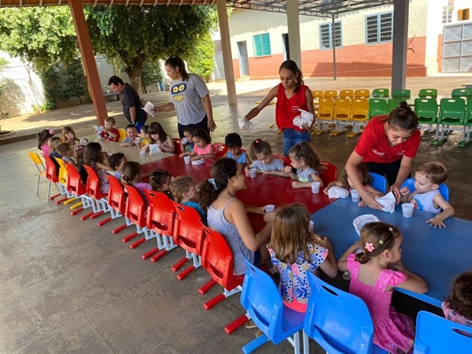 Festa, cachorro quente e Papai Noel animaram fim de ano dos assistidos de duas entidades parceiras da Instituição  Foto: Unifev