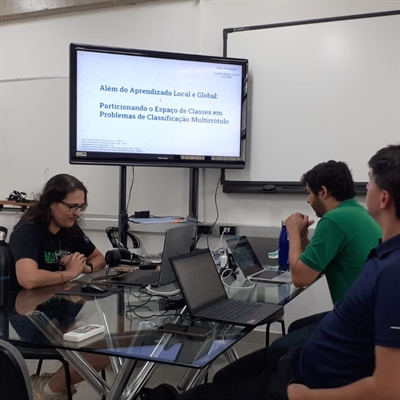  Elaine Cecília Gatto é ex-aluna do curso de Engenharia de Computação; defesa foi realizada em 14 de novembro  (Foto: Unifev)