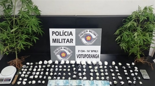 Os dois indivíduos detidos e as drogas apreendidas foram encaminhados à Central da Polícia Civil (Foto: Divulgação/PM)