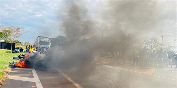 Os apoiadores do Presidente Bolsonaro (PL) queimaram pneus na altura do km 51 (Foto: Marco Antonio dos Santos/Diário da Região)