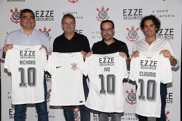 Richard Vinhosa, CEO da EZZE Seguros; Gilberto Corazza, superintendente de novos negócios do Corinthians; Ivo Jucá Machado, vice-presidente de Relações Instituicionais e Marketing EZZE Seguros e Cláudio Vale, sócio-fundador EZZE Seguros e proprietário do North Shopping de Votuporanga (Foto: José Manoel Idalgo/Corinthians)