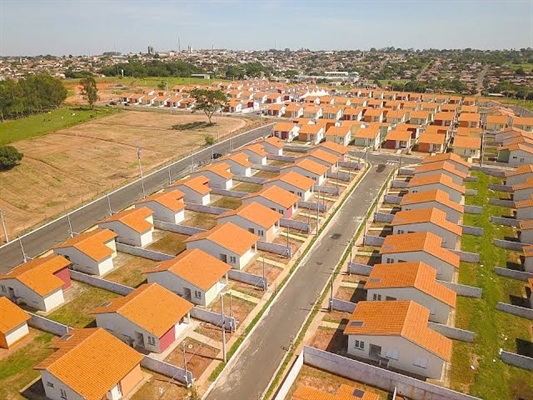 O prefeito Esmeraldo Cristiano e seu vice Marcel agradeceram o empenho do deputado Carlão Pignatari na conquista das casas (Foto: Divulgação)