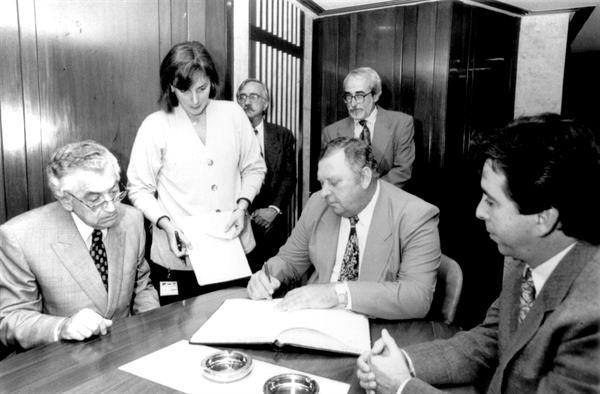 Túnel do tempo. Foi nesse ato em maio de 1997 que Votuporanga ganhou uma unidade do SENAC. O gerente regional Reginaldo Oscar Pereira, decisivo na conquista, morreu nesta semana. (Foto: Arquivo)