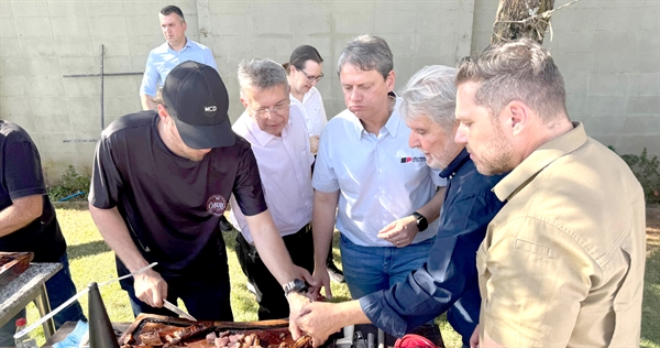 Comendo no mesmo “cocho”. Para refletir que o momento é de união na política e que não há qualquer intriga entre os deputados, o governador reuniu em torno dele as principais lideranças presentes no almoço. É carne mole, gente. (Foto: A Cidade)