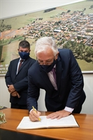 Oclair Bento é empossado em Parisi com discurso emocionante e aplaudido de pé, para a gestão de sua segunda candidatura  (Foto: A Cidade)