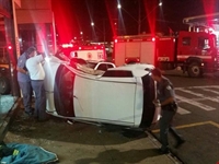 Veículo subiu na calçada e parou a poucos metros de loja (Foto: Divulgação/ Site VotuporangaTudo)