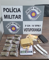 Com o criminoso foram apreendidas porções de maconha e cocaína, além de dinheiro do tráfico (Foto: Divulgação)