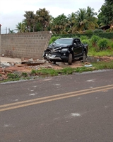 A mulher, que não teve a identidade revelada, bateu uma caminhonete GM/S10 contra o muro de um rancho (Foto: Divulgação)