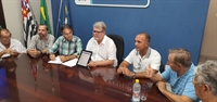 O prefeito Jorge Seba se reuniu com taxistas e com os vereadores Jura e Daniel David para sancionar a nova lei municipal (Foto: A Cidade)