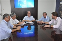 Na tarde desta quinta-feira (3/1), o Prefeito João Dado recepcionou, em seu gabinete, um dos proprietários da CSC Ltda, João Murilo Siqueira Cardoso, juntamente com representantes da empresa (Foto: Divulgação/Prefeitura de Votuporanga)