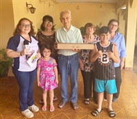 O ganhador principal, que levou para casa o notebook foi o senhor Nilson Mestieri (Foto: Santa Casa)
