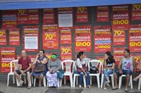 Cerca de dez pessoas estavam na tarde de ontem em frente ao Magazine Luiza, na rua Amazonas (Foto: Fábio Ferreira/A Cidade)