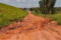 Buracos na passagem de terra que os moradores utilizam